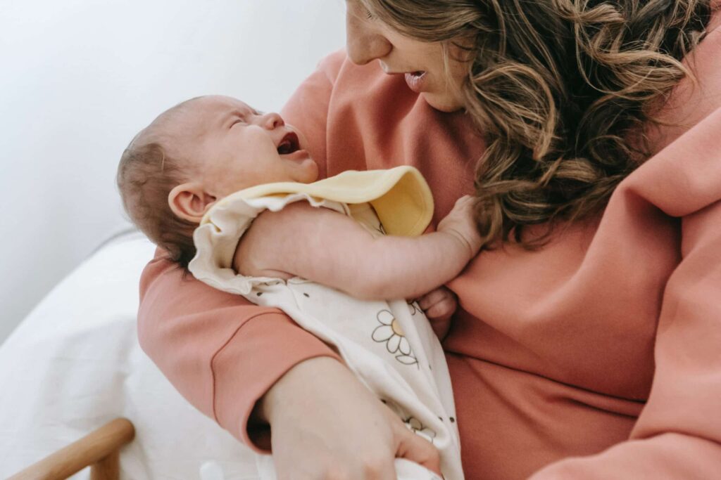 Bébé qui pleure car il a faim - F'Latté