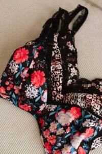 Les essentiels à avoir dans ta valise maternité : le guide ultime